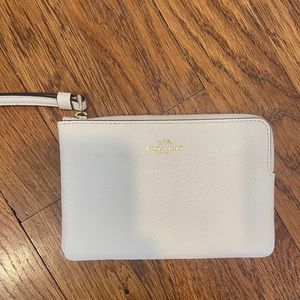 Coach Zip Up Wallet in White. Pockets in inside !